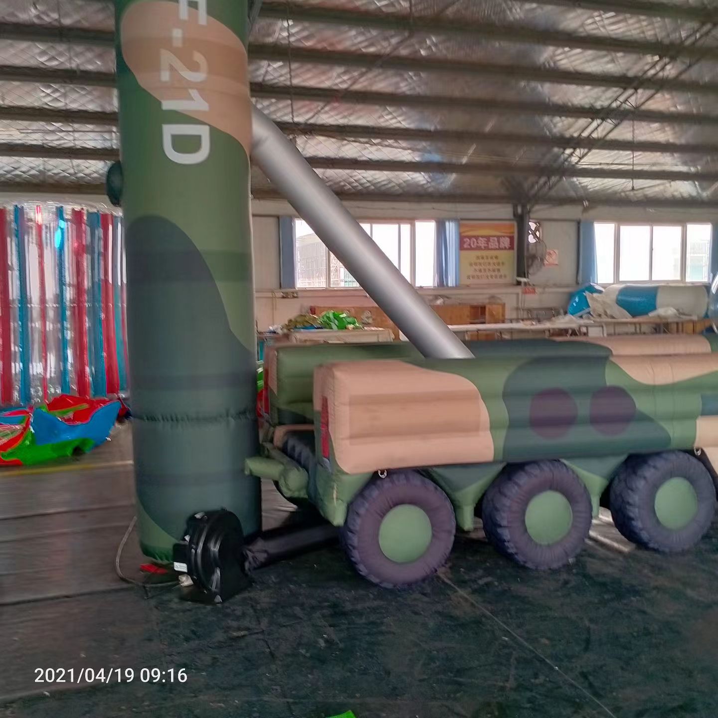 滑县军事演习中的充气目标车辆：模拟发射车雷达车坦克飞机
